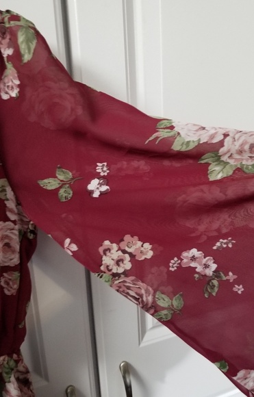 Rue 21 Flared sleeve Romper - Picture 5 of 6